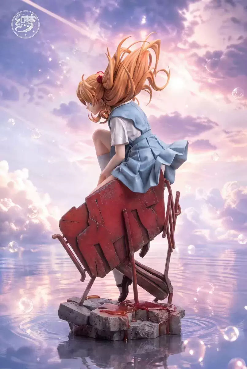 Asuka Langley Soryu Resin Statue – Vista 3/4 destra uniforme azzurra sedia distrutta