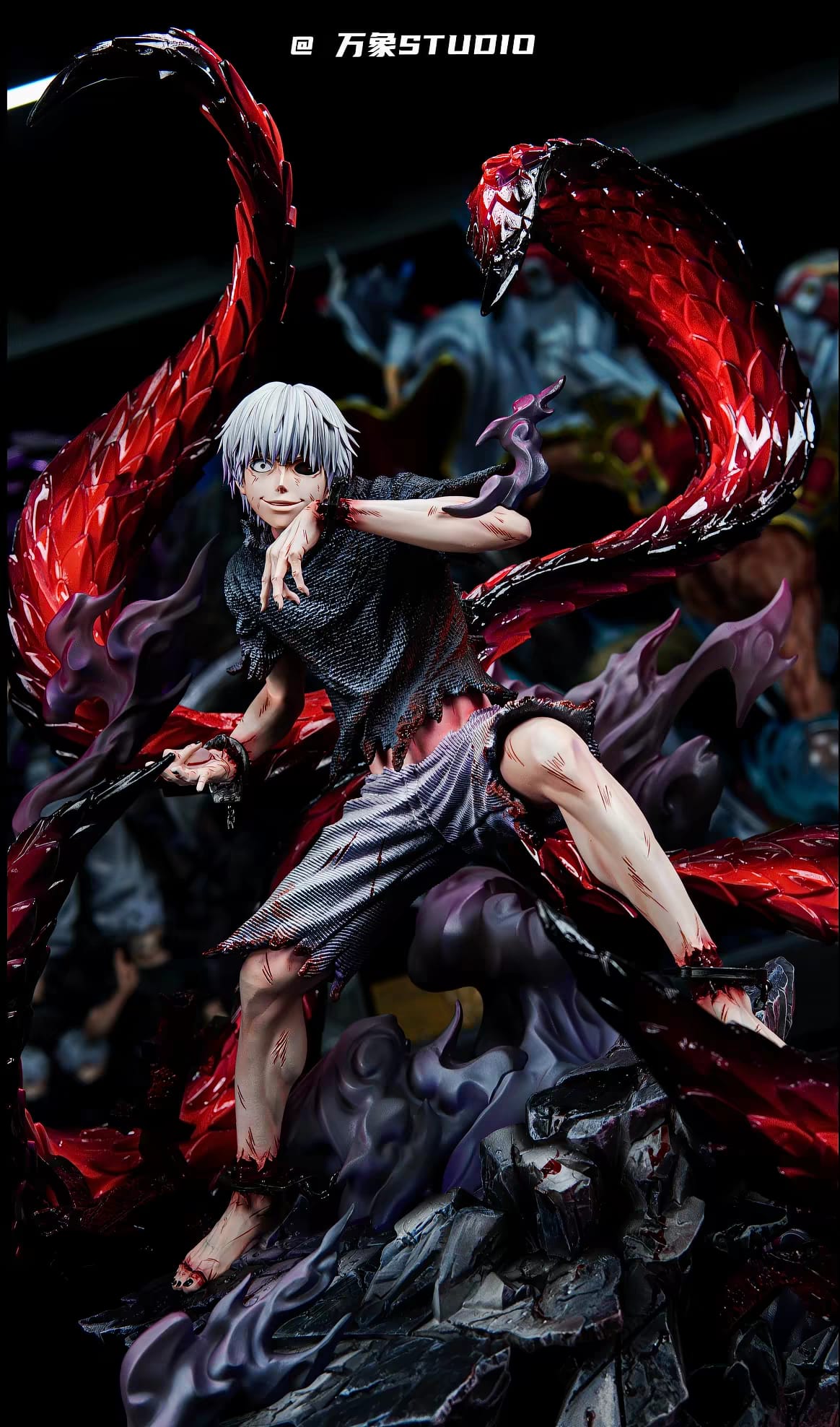 Statua di Kaneki Ken dai capelli bianchi circondata dal kagune rosso, vista ravvicinata