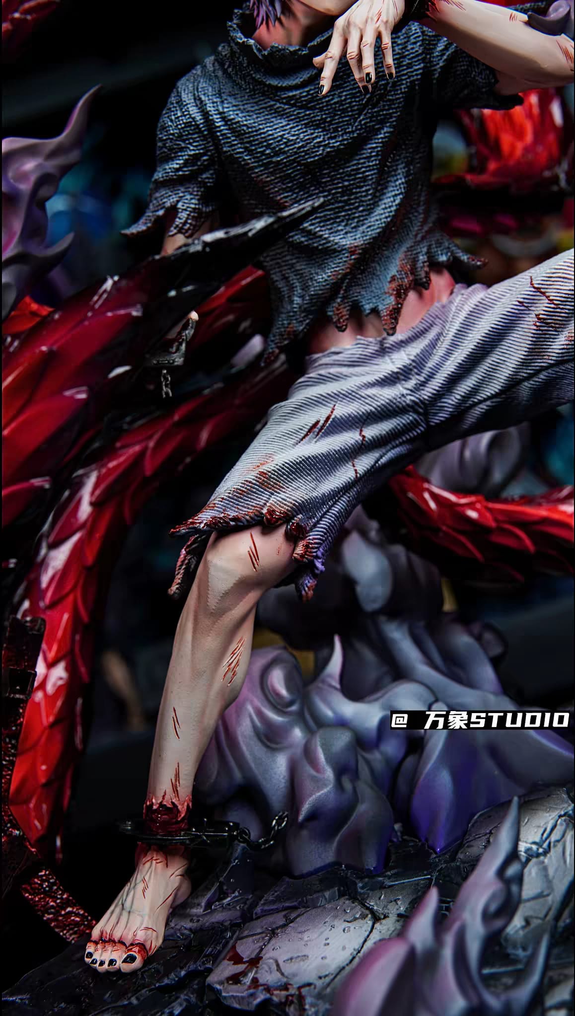 Dettaglio della gamba e degli abiti strappati della statua di Kaneki Ken Tokyo Ghoul