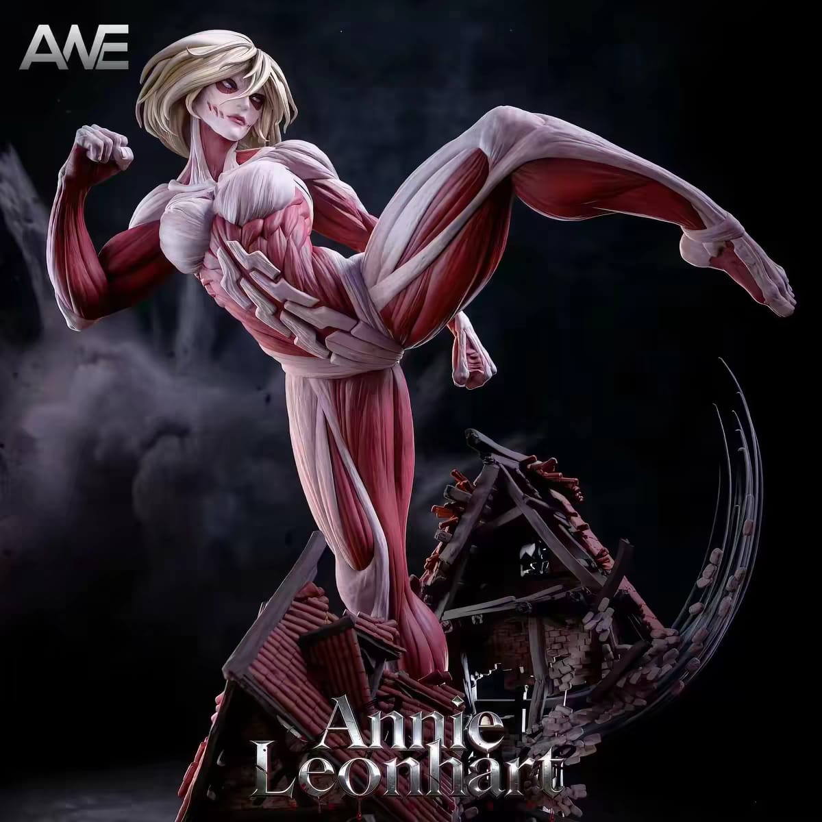 Vista frontale di Annie Leonhart Female Titan con muscolatura scolpita