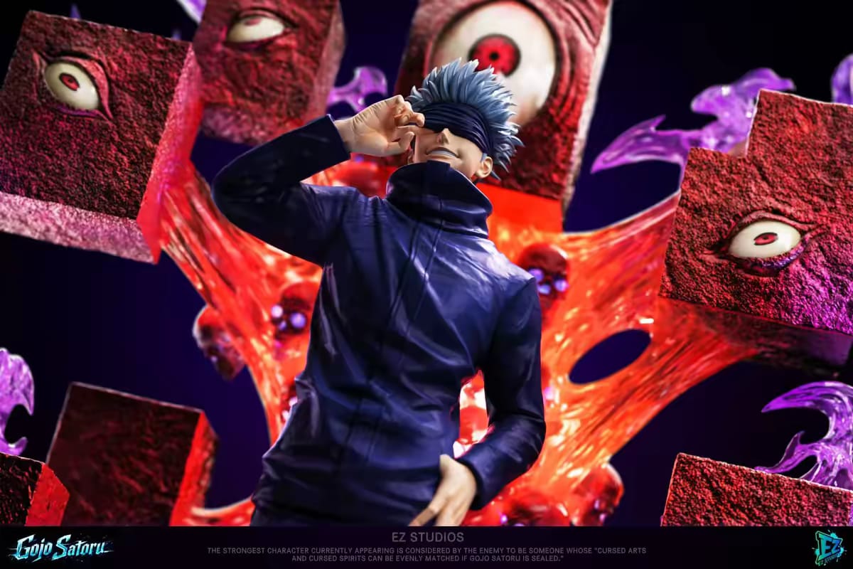 Primo piano della statua di Gojo Satoru con divisa scura e benda sugli occhi davanti ai cubi organici del Prison Realm - EZ Studio FiguresZone