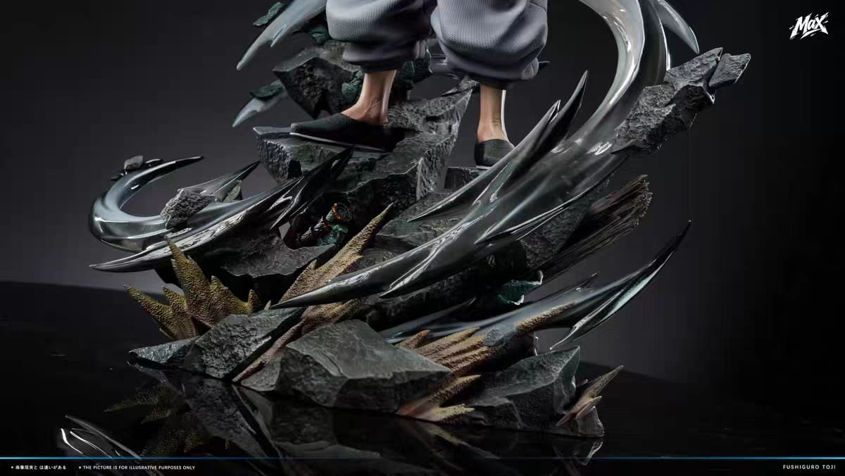 Dettaglio scultura della base rocciosa con frammenti di pietra ed effetti d'aria dinamici per la versione Deluxe di Toji Fushiguro - FiguresZone